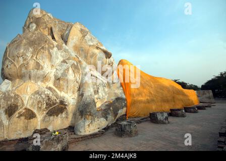 Großer Stoffbezug des liegenden Buddha von buddhistischen Mönchen im Wat Lokayasutharam , Ayutthaya Historical Park of Thailand in Ayutthaya, Thailand. Stockfoto