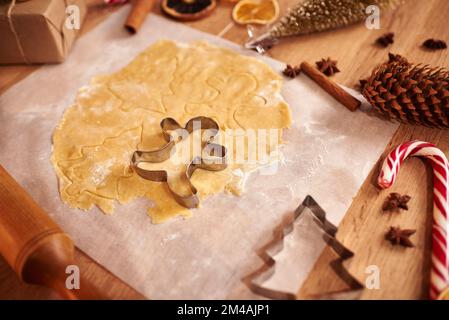 Weihnachtskekse. Ich mache Lebkekse für Feiertage. Lebkuchenteig. Hintergrund für Weihnachtsbäckerei. Form zum Schneiden von Lebkuchen. Fröhlich Stockfoto