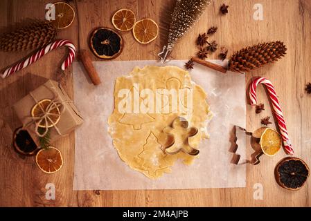 Weihnachtskekse. Ich mache Lebkekse für Feiertage. Lebkuchenteig. Hintergrund für Weihnachtsbäckerei. Form zum Schneiden von Lebkuchen. Fröhlich Stockfoto