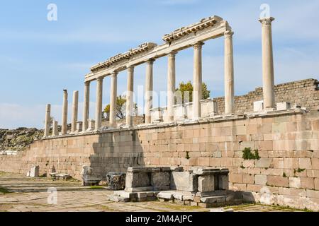 Tempel des Trajan in der antiken Stadt Pergamon, Bergama, Türkei in einem schönen Sommertag Stockfoto