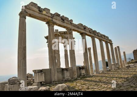 Tempel des Trajan in der antiken Stadt Pergamon, Bergama, Türkei in einem schönen Sommertag Stockfoto