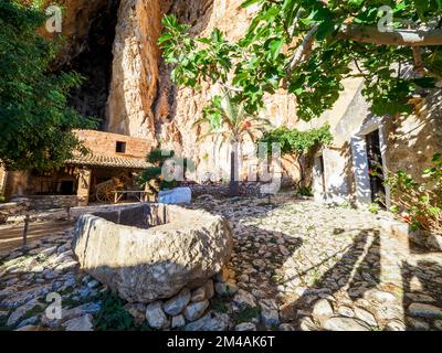 Freiluftmuseum in den Scurati-Höhlen oder „Grotta Mangiapane“, eine antike Siedlung, die seit dem Oberpaläolithikum bewohnt wurde und Kunsthandwerkstraditionen und ländliches Leben in Sizilien zeigt - Custonaci, Sizilien, Italien Stockfoto