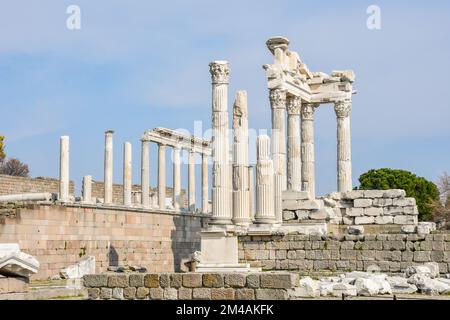 Tempel des Trajan in der antiken Stadt Pergamon, Bergama, Türkei in einem schönen Sommertag Stockfoto