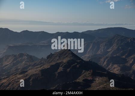 Gebirge mit sichtbaren Silhouette bis morgens bunte Nebel. Stockfoto