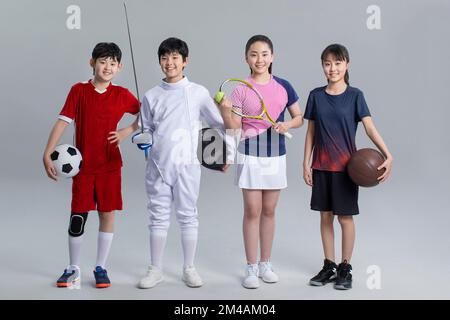 Studiofoto mit fröhlichen chinesischen Jungen und Mädchen Stockfoto