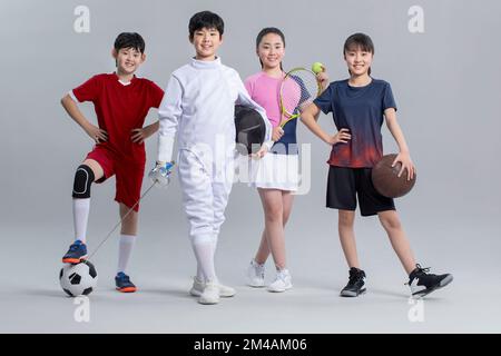 Studiofoto mit fröhlichen chinesischen Jungen und Mädchen Stockfoto