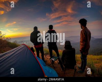 Eine Gruppe von Freunden, die den Sonnenuntergang genießen Stockfoto