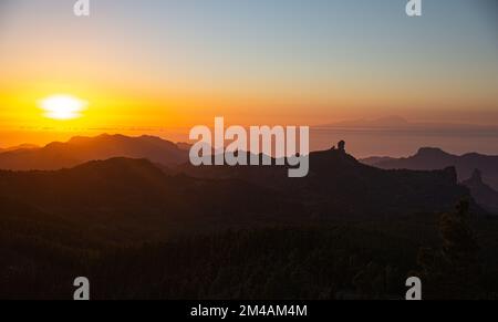 Natur und Landschaft auf Gran Canaria. Mirador Roque Nublo . Berge über dem Sonnenuntergang und Blick auf Teneriffa Stockfoto