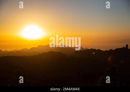 Natur und Landschaft auf Gran Canaria. Mirador Roque Nublo . Berge über dem Sonnenuntergang und Blick auf Teneriffa Stockfoto