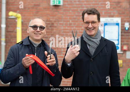 Werner BAUMANN, Vorstandsvorsitzender, CEO der Bayer AG, und Hendrik WUEST, CDU, Premierminister des Landes Nordrhein-Westfalen, haben am 12. 19. 2022 ein symbolisches rotes Band angerichtet, um die Einweihung der Recyclinganlage für Eisen(III)-Chlorid der Bayer AG in Dormagen zu markieren. Stockfoto