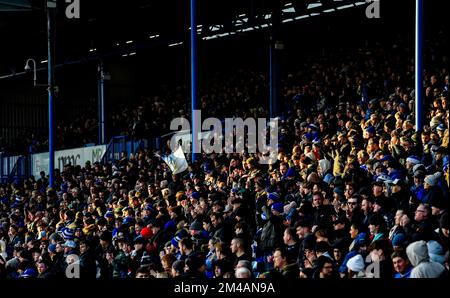 Fans im Wintersonnenlicht während des EFL League One-Spiels zwischen Portsmouth und MK Dons im Fratton Park , Portsmouth , Großbritannien - 17.. Dezember 2022 nur redaktionelle Verwendung. Kein Merchandising. Für Fußballbilder gelten Einschränkungen für FA und Premier League. Keine Nutzung von Internet/Mobilgeräten ohne FAPL-Lizenz. Weitere Informationen erhalten Sie von Football Dataco Stockfoto