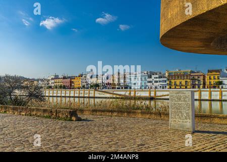 Sevilla, Spanien, 10. März 2022. Fluss Guadalquivir und Viertel Triana in der Stadt Sevilla Stockfoto
