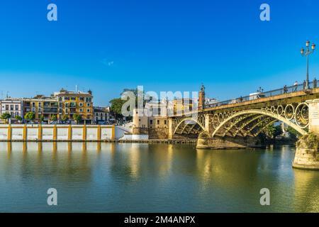 Sevilla, Spanien, 10. März 2022. Fluss Guadalquivir und Viertel Triana in der Stadt Sevilla Stockfoto