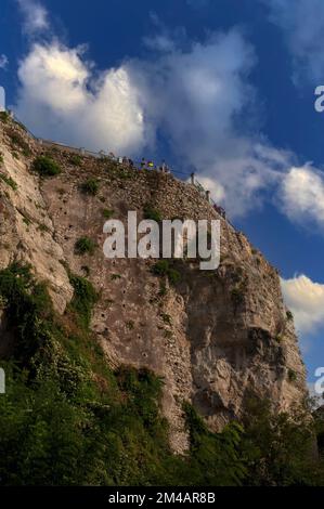 Dieses belvedere auf den Klippen der Altstadt von Tropea an der Westküste Kalabriens, Süditalien, bietet einen herrlichen Blick auf das türkisfarbene Tyrrhenische Meer, einschließlich des Heiligtums Santa Maria dell'Isola, erbaut auf einer felsigen Landzunge, Und - viel weiter entfernt und nur an klaren Tagen - die Fahne des Stromboli Vulkans. Stockfoto