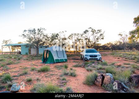 Ein Subaru Outback und ein Zelt auf einem Campingplatz auf dem Mount Oxley bei Bourke im nordwestlichen Outback, New South Wales, Australien Stockfoto