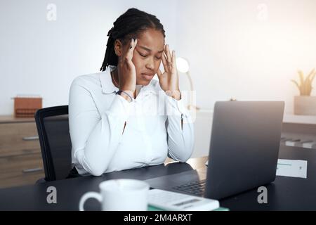 Kopfschmerzen, Stress und Burn-out einer schwarzen Frau mit Angst, Schmerz und Zweifel bei der Arbeit an Notebook-Audits. Müde, krank und verwirrter Geschäftsmann, arm Stockfoto
