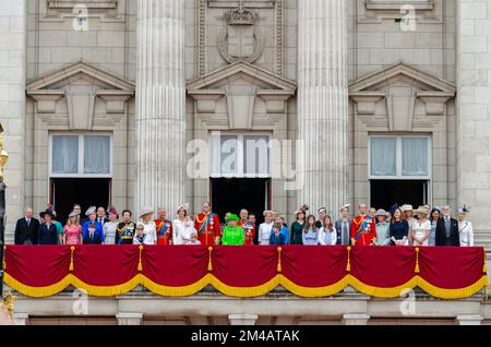 Erweiterte königliche Familie auf dem Balkon des Buckingham Palace nach Trooping the Colour & Flypast 2016. Zara Phillips, Mike Tindall, Die Königin Stockfoto