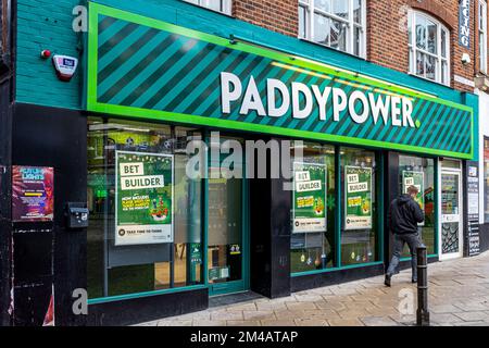 PaddyPower-lizenzierter Wettshop – Paddy Power Bookmakers Shop in Peterborough UK. Paddy Power wurde 1988 in Dublin gegründet. Stockfoto