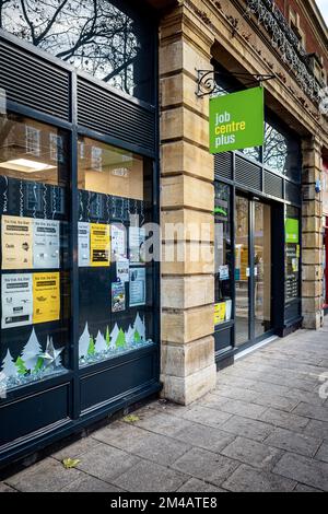 Job Centre Plus - Job Centre im Stadtzentrum von Peterborough - Job Centre Plus ist Teil der Abteilung für Arbeit und Pensionen und hilft Arbeitssuchenden. Stockfoto