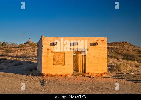 Verlassenes Gebäude, in der Nähe von Tule Well, Sunrise, El Camino del Diablo, Cabeza Prieta Natl Wildlife Refuge, Arizona, USA Stockfoto