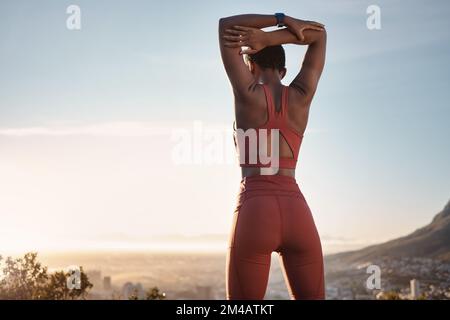 Schwarze Frau, Fitness und Stretching Arm auf dem Berg für Training, Workout oder Training bei Sonnenuntergang im Freien. Eine afroamerikanische Frau im Aufwärmen Stockfoto