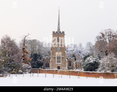 Traditionelle englische Dorfkirche mit Schnee bedeckt. St. Andrews Kirche, Much Hadham, Hertfordshire. UK Stockfoto