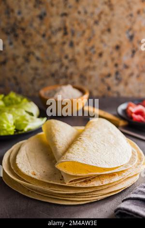 Mexikanische Maistortillas auf dem Küchentisch. Stockfoto