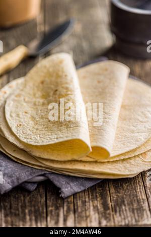 Mexikanische Corn Tortillas auf dem Holztisch. Stockfoto