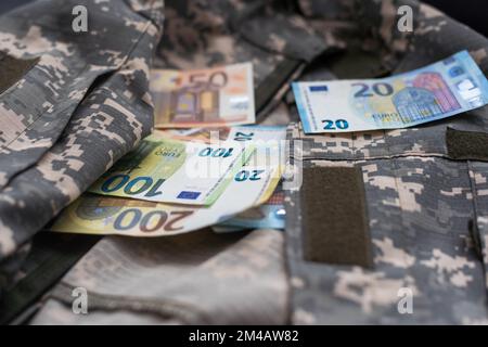 Pässe, Geld, Uniform aus verpixelter Tarnung. Stockfoto