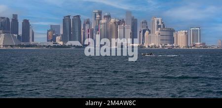 Die Skyline von Doha aus dem Box Park in Doha, Katar bei Sonnenuntergang mit Wolken am Himmel im Hintergrund. Stockfoto