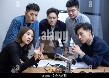 Selbstbewusste chinesische Designer treffen sich Stockfoto