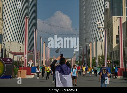 Lusail Boulevard in Lusail City, Katar Nachmittagsfoto mit Einheimischen und Besuchern, die während der FIFA-Weltmeisterschaft 2022 zu Fuß unterwegs sind. Stockfoto