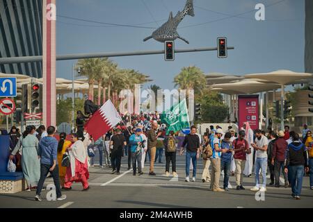 Lusail Boulevard in Lusail City, Katar Nachmittagsfoto mit Einheimischen und Besuchern, die während der FIFA-Weltmeisterschaft 2022 zu Fuß unterwegs sind. Stockfoto