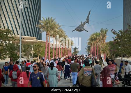 Lusail Boulevard in Lusail City, Katar Nachmittagsfoto mit Einheimischen und Besuchern, die während der FIFA-Weltmeisterschaft 2022 zu Fuß unterwegs sind. Stockfoto