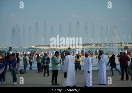 Lusail Boulevard in Lusail City, Katar Nachmittagsfoto mit Einheimischen und Besuchern, die während der FIFA-Weltmeisterschaft 2022 zu Fuß unterwegs sind. Stockfoto