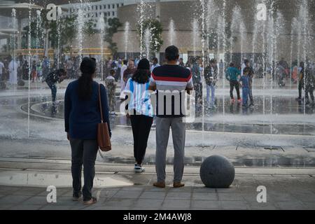 Lusail Boulevard in Lusail City, Katar Nachmittagsfoto mit Einheimischen und Besuchern, die während der FIFA-Weltmeisterschaft 2022 zu Fuß unterwegs sind. Stockfoto