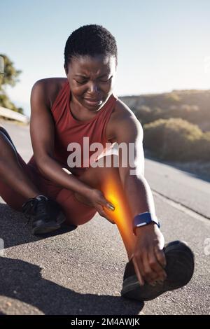 Fitness, schwarze Frau und Beinverletzung durch Sport, Unfall oder Laufen beim Training in der Natur. Afrikanische Läuferin leidet Stockfoto