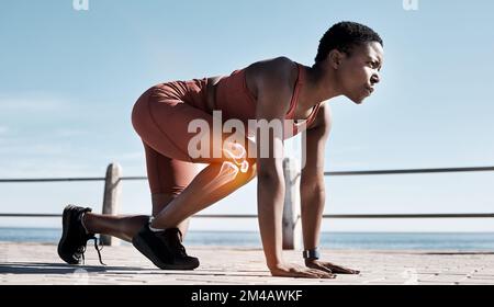 Schwarze Frau, Fitness und Läuferin mit Knieröntgenaufnahmen beim Sporttraining, Workout oder Sport im Freien. Eine entschlossene afroamerikanische Frau Stockfoto