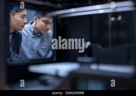 Zuverlässige chinesische Designer, die einen 3D-Drucker verwenden Stockfoto