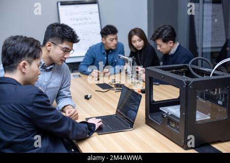 Zuverlässige chinesische Designer, die einen 3D-Drucker verwenden Stockfoto