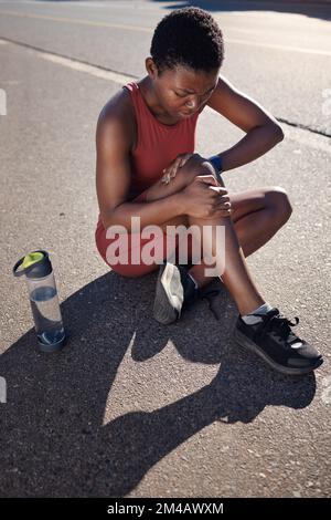 Fitness, Knieverletzung und Verletzung der schwarzen Frau, nach Training und Workout mit Qualen, Notfall und Outdoor. Afroamerikanische Frau, Läufer und Sportlerin mit Stockfoto