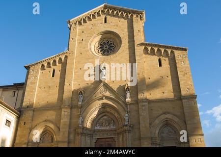 Blick auf die Kathedrale San Donato in Arezzo, den Arezzo Dome, die Toskana, Italien am sonnigen Herbsttag Stockfoto