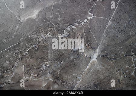 Dunkelgrauer Marmorhintergrund, leere reine Tapete. Bereich und Bild der Draufsicht kopieren. Stockfoto
