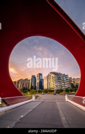 Calgary, Alberta - 11. September 2020: Blick auf die Skyline von Calgary mit der Peace Bridge, die während eines lebhaften Sonnenaufgangs an prominenter Stelle steht. Stockfoto