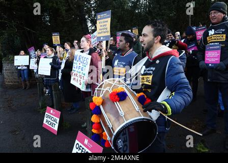 Nottingham, Nottinghamshire, Großbritannien. 20.. Dezember 2022 Krankenschwestern stehen vor dem QueenÕs Medical Centre auf Streikposten, nachdem Krankenschwestern in England, Wales und Nordirland den zweiten von zwei tagelangen Streiks über die Bezahlung begonnen haben. Kredit: Darren Staples/Alamy Live News. Stockfoto