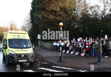 Nottingham, Nottinghamshire, Großbritannien. 20.. Dezember 2022 Ein Krankenwagen wird an Krankenschwestern vorbei gefahren, die vor dem QueenÕs Medical Centre auf einem Streikposten stehen, nachdem Krankenschwestern in England, Wales und Nordirland den zweiten von zwei tagelangen Streiks über die Bezahlung begonnen haben. Kredit: Darren Staples/Alamy Live News. Stockfoto