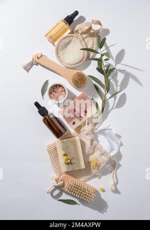 Umweltfreundliches und verschwendungsfreies Beauty-Spa mit natürlichen Kosmetikprodukten: Seife, Schwämme, Öl- und Massagebürsten, Mineralsalz auf weißem Backgro Stockfoto