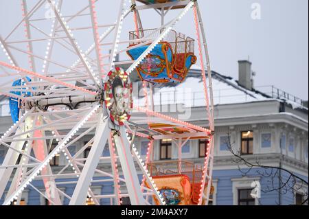 Riga, Lettland, 2. Dezember 2022: Farbenfrohes Riesenrad in der Stadt mit Elvis Presley Stockfoto