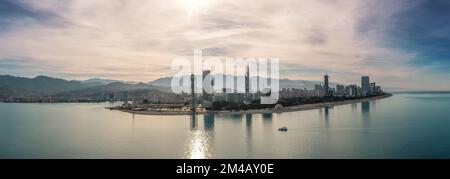 Batumi, Adjara, Georgia. Panoramablick von der Drohne mit modernen Gebäuden an der Strandpromenade. Wunderschöner Ferienort am Schwarzen Meer. Stockfoto