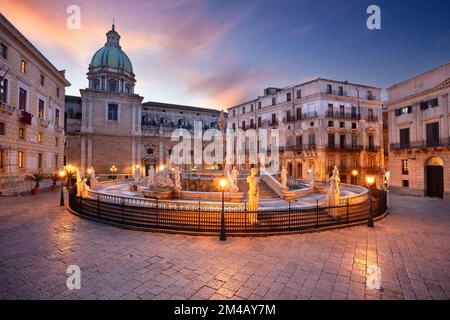 Palermo, Sizilien, Italien. Stadtbild von Palermo, Sizilien mit dem berühmten Prätorianbrunnen auf der Piazza Pretoria bei Sonnenuntergang. Stockfoto